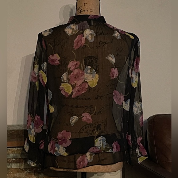 Gorgeous semi-sheer floral blouse - Picture 5 of 8
